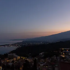 https://sunshine-house.taorminaitalyhotels.com